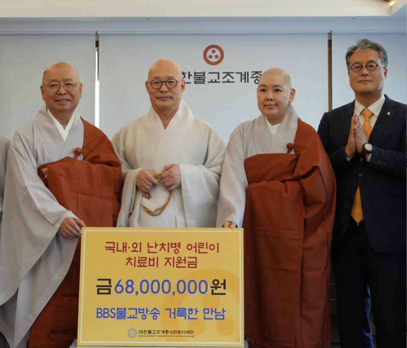 총무원장스님과 함께 기념 사진을 촬영하는 모습.JPG