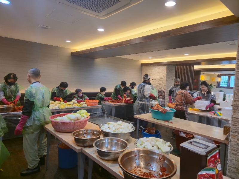 251211 관음종복지재단 김장나눔 사진 (3).jpg