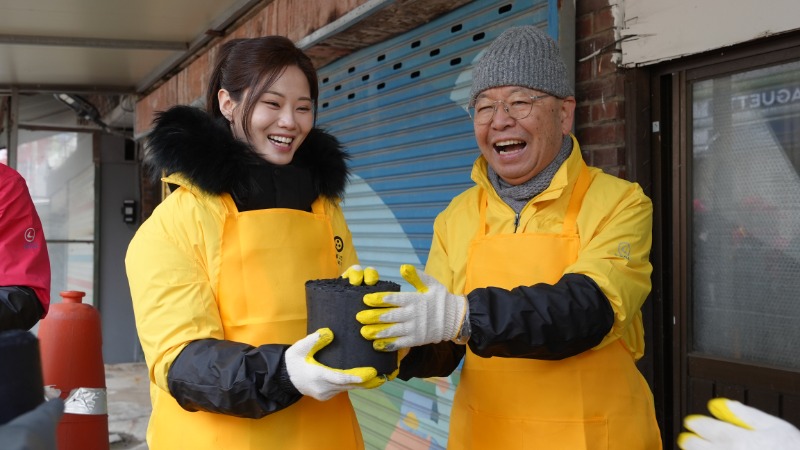 대표이사 도륜스님과 홍보대사 배아현이 연탄 릴레이 전달에 참여하는 모습.JPG