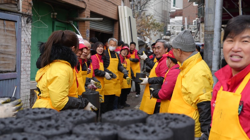 연탄골목에 연탄을 전달하는 모습 (1).JPG