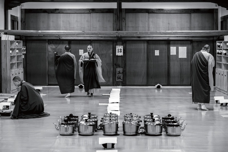 04. 발우공양 준비하는 모습.jpg