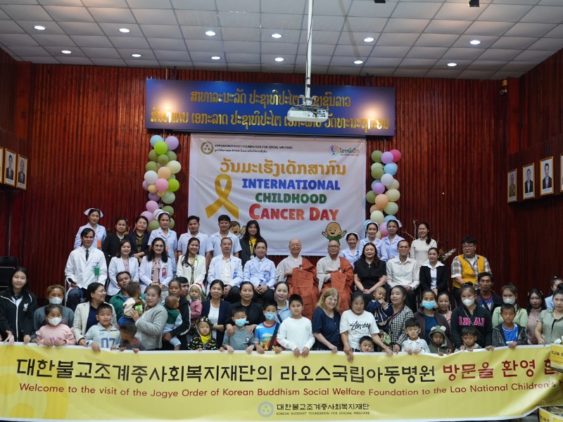 국제 소아암의 날 행사 기념 촬영을 하는 모습.jpg