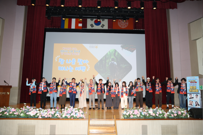 2. 주요 참석자들이 함께 기념사진을 촬영하고 있다..png