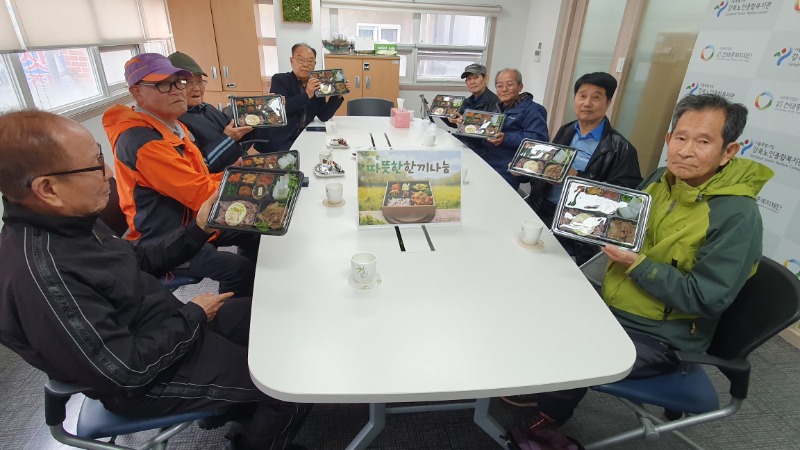 사진자료2 - 따뜻한 한끼나눔 참여 어르신들의 도시락 수령.jpg